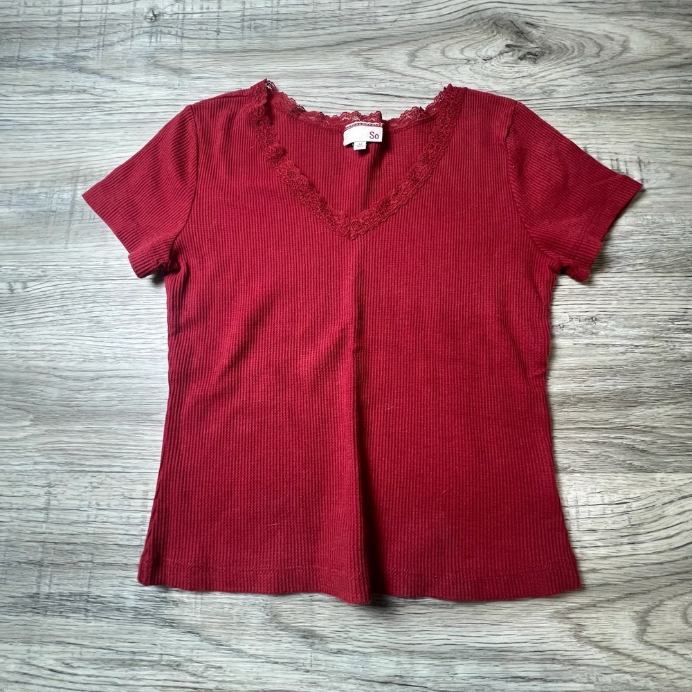 SO T-Shirt Womens Medium Red Waffle Knit‎ V-Neck Lace Trim Short Sleeve Top